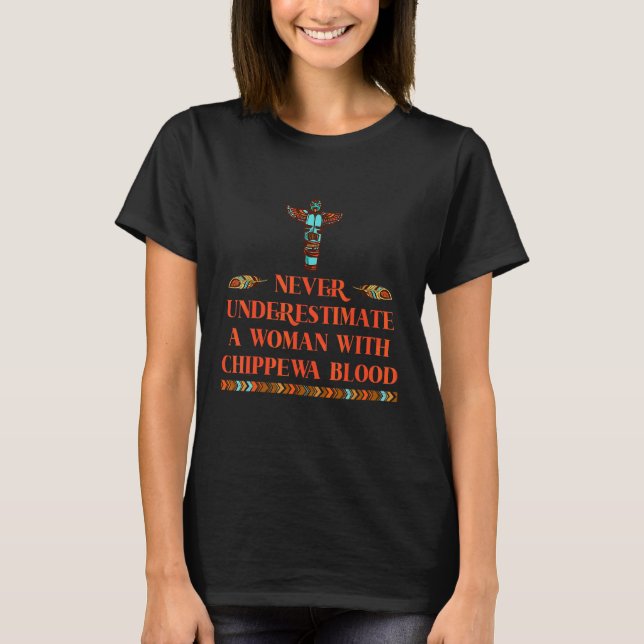 Camiseta Nunca Subestime Uma Mulher Com Sangue De Chippewa (Frente)