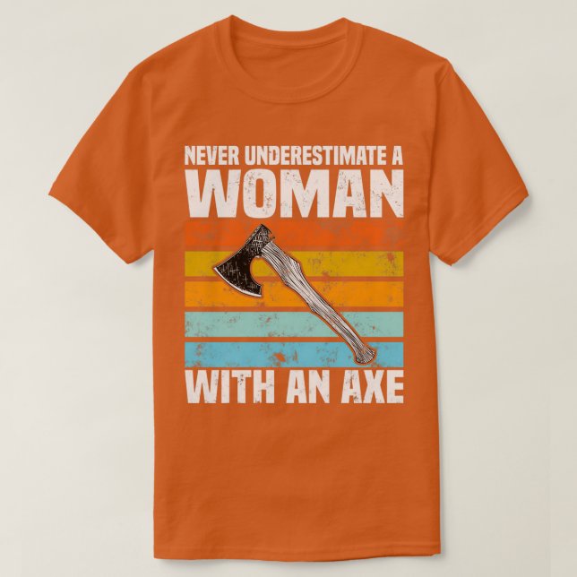 Camiseta Nunca Subestime Uma Mulher Com Um Ax 1 (Frente do Design)