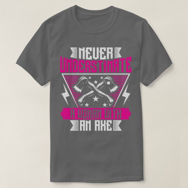 Camiseta Nunca subestime uma mulher com um Ax Engraçado (Frente do Design)