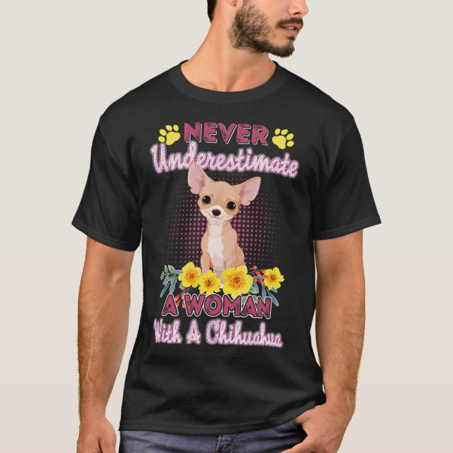 Camiseta Nunca Subestime Uma Mulher Com Um Chihuahua Chih (Frente)
