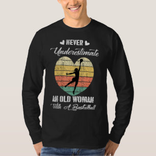 Camiseta Nunca Subestime Uma Mulher Com Um Fundo De Basquet