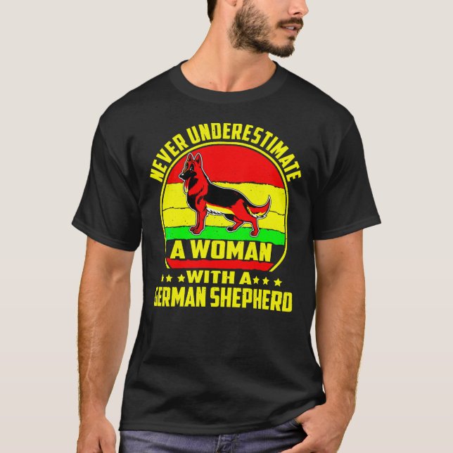 Camiseta Nunca Subestime Uma Mulher Com Um German shepherd (Frente)