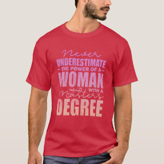 Camiseta Nunca Subestime Uma Mulher Com Um Mestrado familia