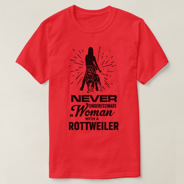 Camiseta Nunca subestime uma mulher com um rottweiler (Frente do Design)