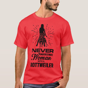 Camiseta Nunca subestime uma mulher com um rottweiler