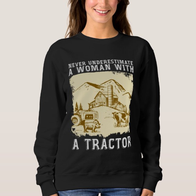 Camiseta Nunca Subestime Uma Mulher Com Um Trator I Fazenda (Frente)
