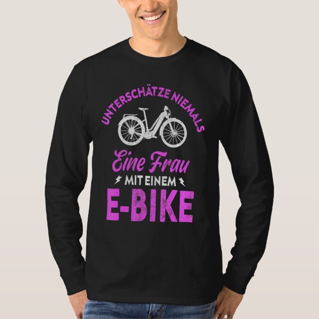 Camiseta Nunca subestime uma mulher com uma bicicleta E fem (Frente)