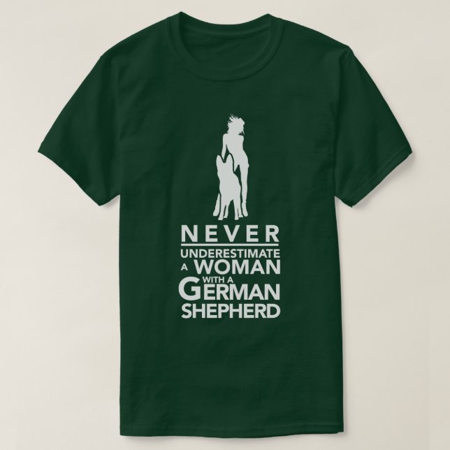 Camiseta Nunca subestime uma mulher com uma DSG (Frente do Design)