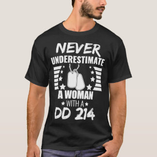 Camiseta Nunca subestime uma mulher DD 214 Veteran's Day T