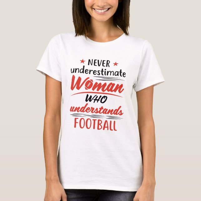 Camiseta Nunca subestime uma mulher entende futebol (Frente)