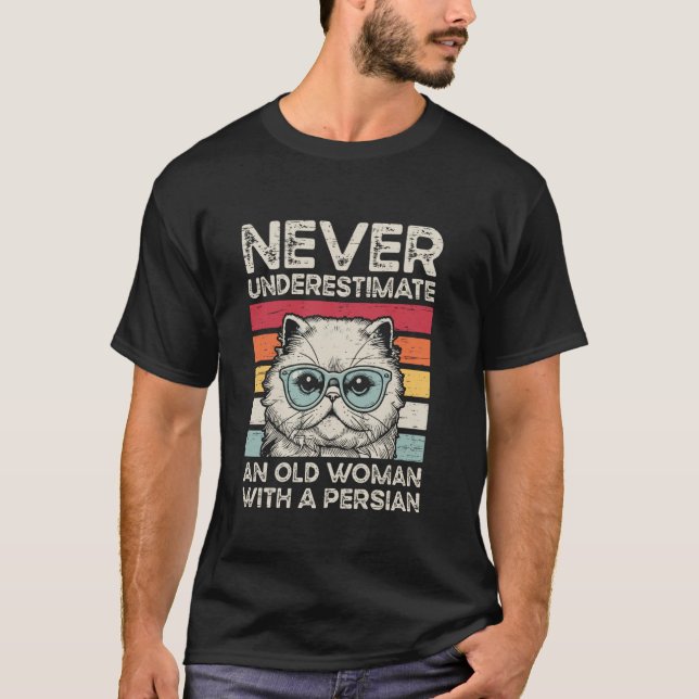 Camiseta Nunca Subestime Uma Mulher Idosa Com Um Ca Persa (Frente)