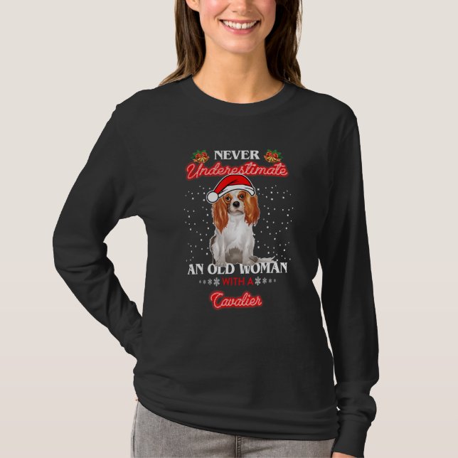 Camiseta Nunca Subestime Uma Mulher Idosa Com Um Cavalier (Frente)