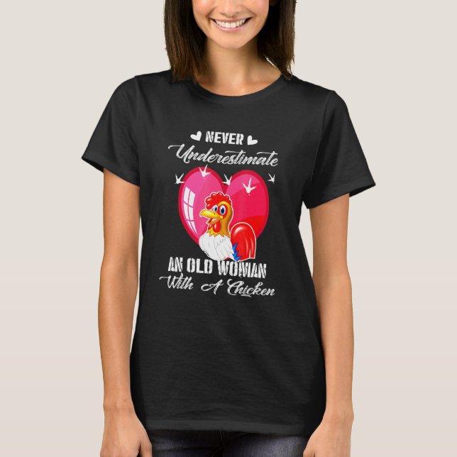Camiseta Nunca Subestime Uma Mulher Idosa Com Um Frango Co (Frente)