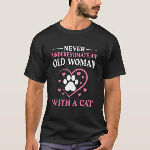 Camiseta Nunca Subestime Uma Mulher Idosa Com Um Gato Gato