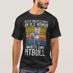 Camiseta Nunca Subestime Uma Mulher Idosa Com Um Pitbull