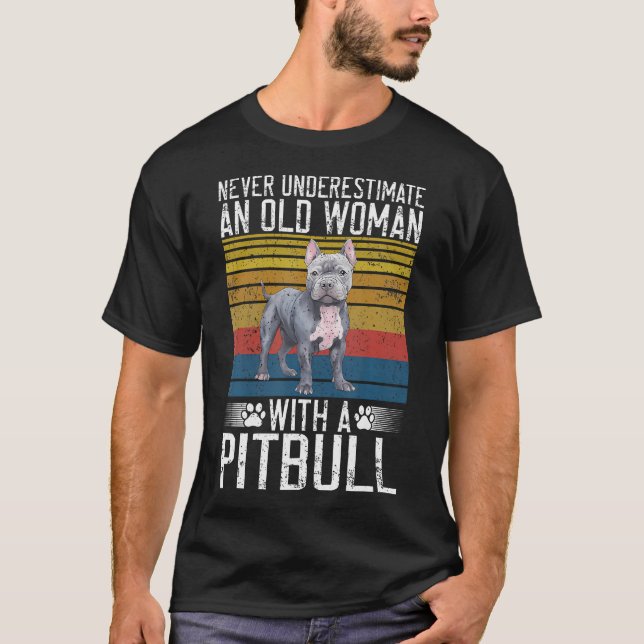 Camiseta Nunca Subestime Uma Mulher Idosa Com Um Pitbull (Frente)