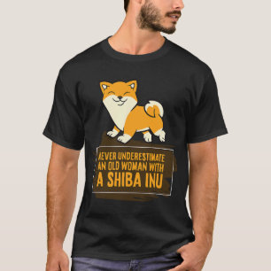 Camiseta Nunca Subestime Uma Mulher Idosa Com Um Shiba Inu