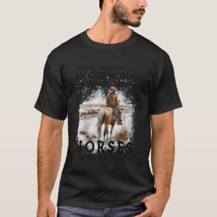 Camiseta Nunca Subestime uma Mulher Idosa que Ainda Anda de