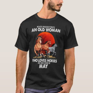 Camiseta Nunca Subestime Uma Mulher Idosa Que Ama Cavalos