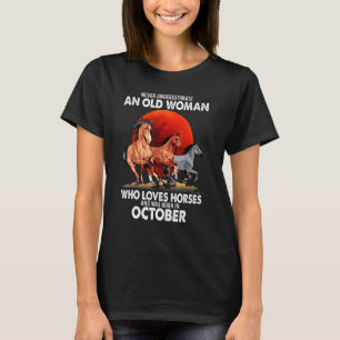 Camiseta Nunca Subestime Uma Mulher Idosa Que Ama Cavalos
