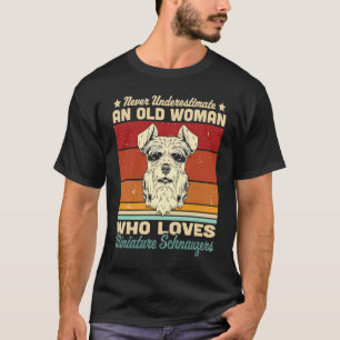 Camiseta Nunca Subestime Uma Mulher Idosa Que Ama Mini Sc