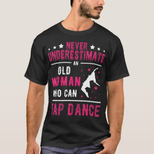 Camiseta Nunca Subestime Uma Mulher Idosa Que Pode Sapatear
