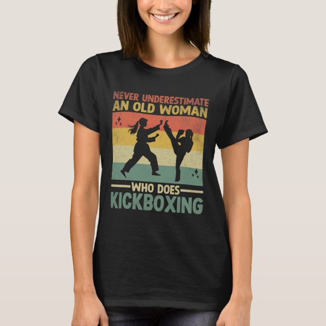 Camiseta Nunca Subestime Uma Mulher Idosa Que Pratica Kickb (Frente)