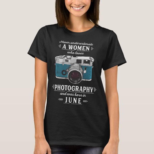 Camiseta Nunca Subestime Uma Mulher Que Adora Fotografia  (Frente)