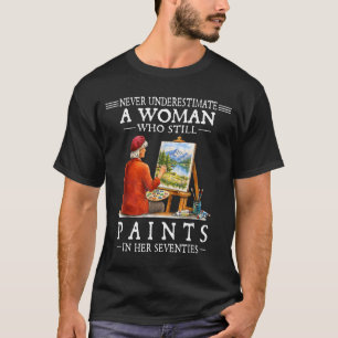 Camiseta Nunca subestime uma mulher que ainda pinta