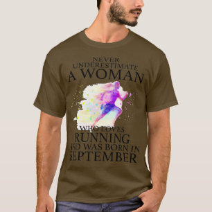 Camiseta Nunca Subestime uma Mulher que ama Correr e