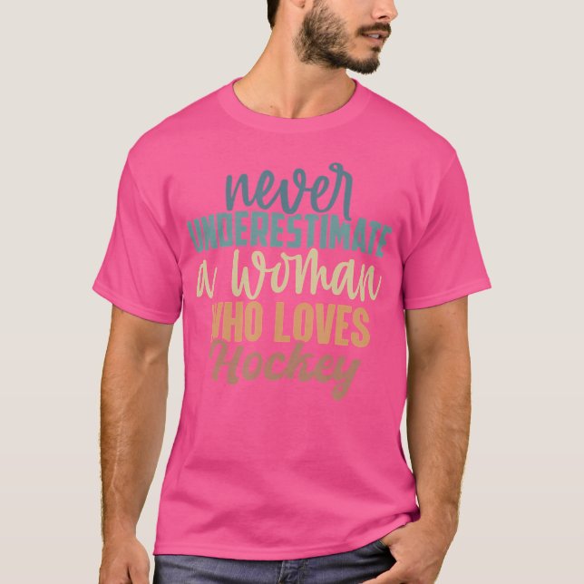 Camiseta Nunca Subestime Uma Mulher Que Ama Hóquei (Frente)