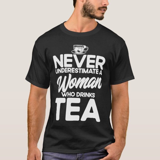 Camiseta Nunca Subestime Uma Mulher Que Beba Chá Chá (Frente)