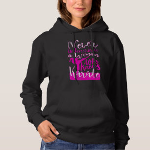 Camiseta Nunca subestime uma mulher que conheça a citação d