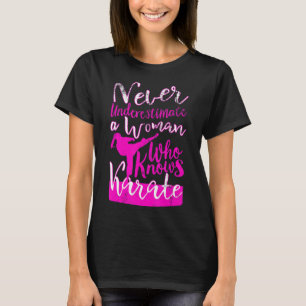 Camiseta Nunca subestime uma mulher que conheça a citação d