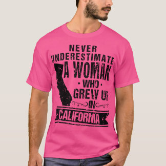 Camiseta Nunca Subestime Uma Mulher Que Cresceu Na Califórn