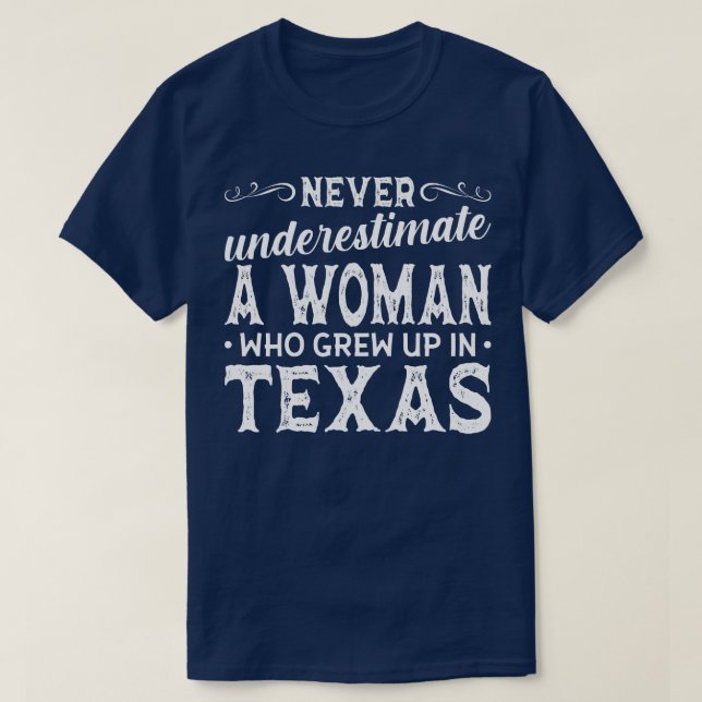 Camiseta Nunca Subestime Uma Mulher Que Cresceu No Texas (Frente do Design)