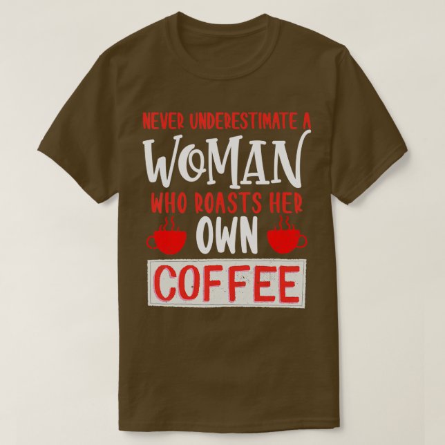 Camiseta Nunca Subestime Uma Mulher Que Rode O Próprio Café (Frente do Design)