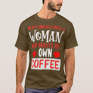 Camiseta Nunca Subestime Uma Mulher Que Rode O Próprio Café