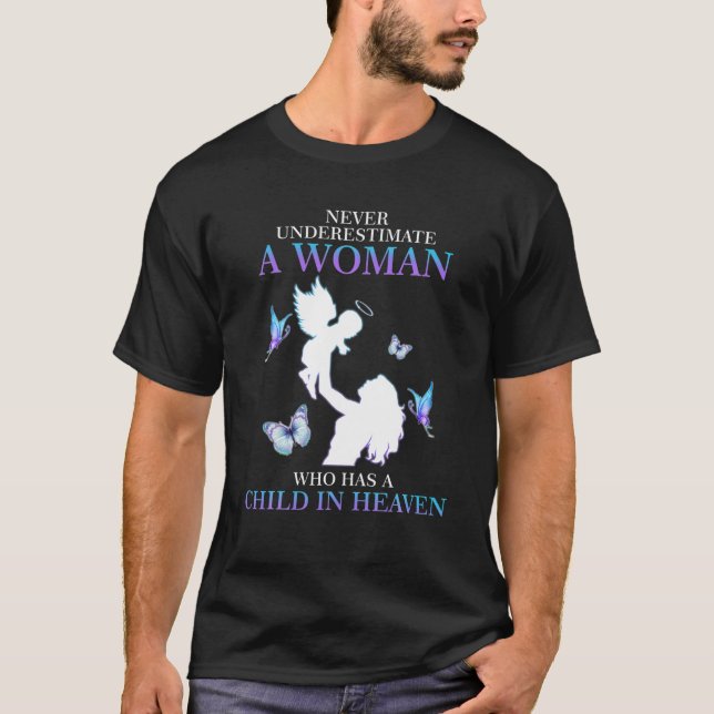 Camiseta Nunca Subestime Uma Mulher Que Tem Um Filho Em Hea (Frente)