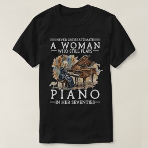 Camiseta Nunca Subestime uma Mulher que Toca Piano em Seu