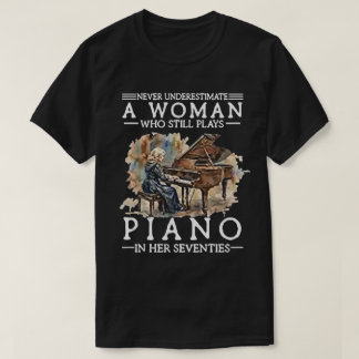 Camiseta Nunca Subestime uma Mulher que Toca Piano em Seu