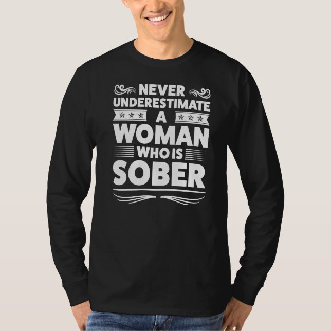 Camiseta Nunca Subestime Uma Mulher Sóbria Sóbria (Frente)