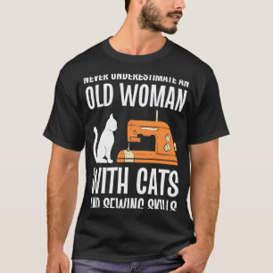 Camiseta Nunca Subestime Uma Mulher Velha Com Gatos E Sabor