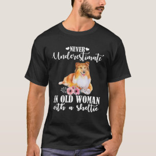 Camiseta Nunca Subestime Uma Mulher Velha Com Sheltie