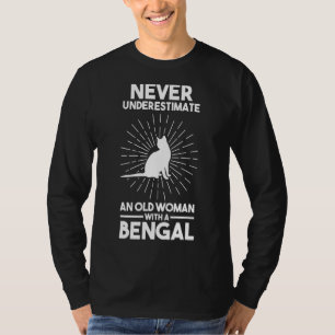 Camiseta Nunca Subestime Uma Mulher Velha Com Um Bengala