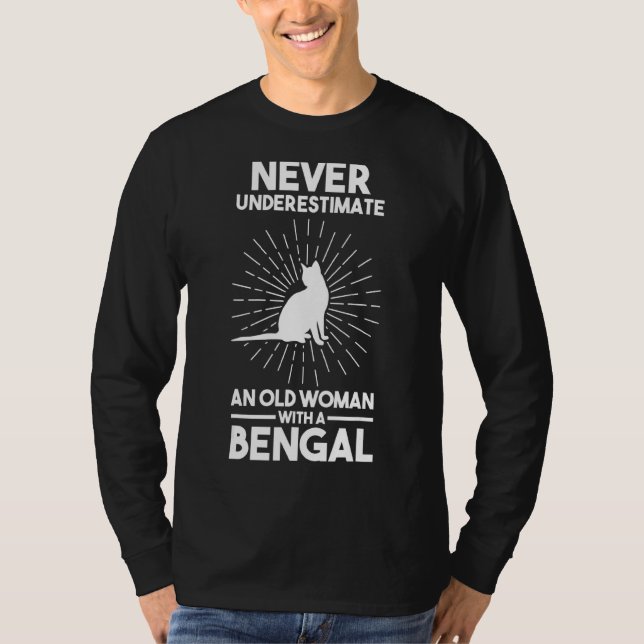 Camiseta Nunca Subestime Uma Mulher Velha Com Um Bengala (Frente)