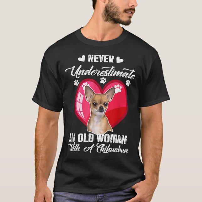 Camiseta Nunca Subestime Uma Mulher Velha Com Um Chihuahua  (Frente)