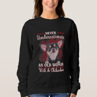 Camiseta Nunca Subestime Uma Mulher Velha Com Um Chihuahua