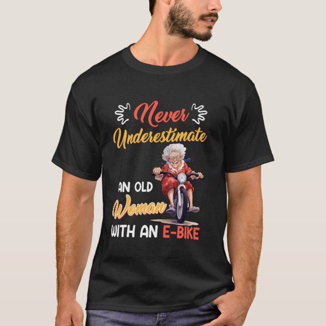 CAMISETA NUNCA SUBESTIME UMA MULHER VELHA COM UM E B (Frente)
