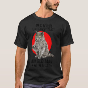 Camiseta Nunca Subestime Uma Mulher Velha Com Um Gato Gato 